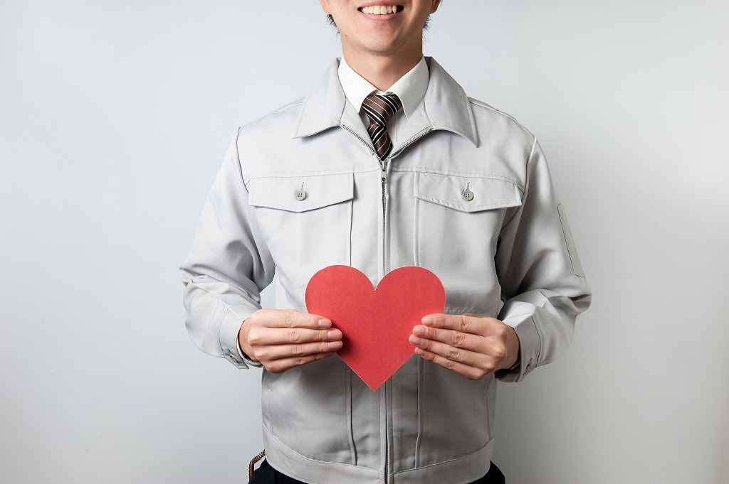 ハート持つ男性
